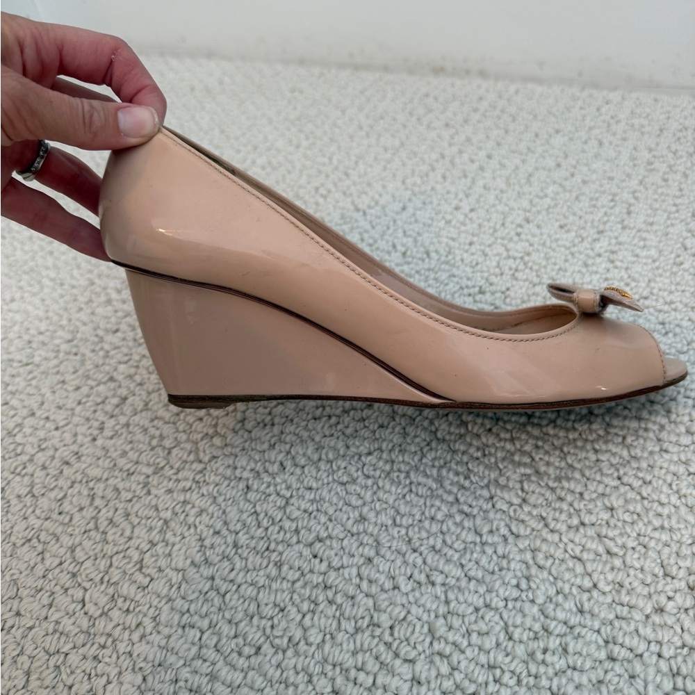 Prada beige patent bow wedges size 8 - Picture 6 of 10